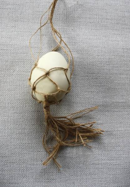 Ostereivase in Macrame-Netz